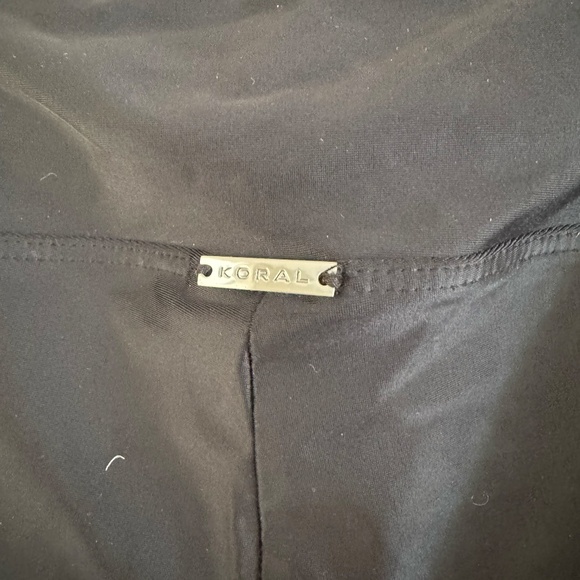 Size Large Koral Leggings with contrasting tan and ivory side detail - Picture 4 of 5